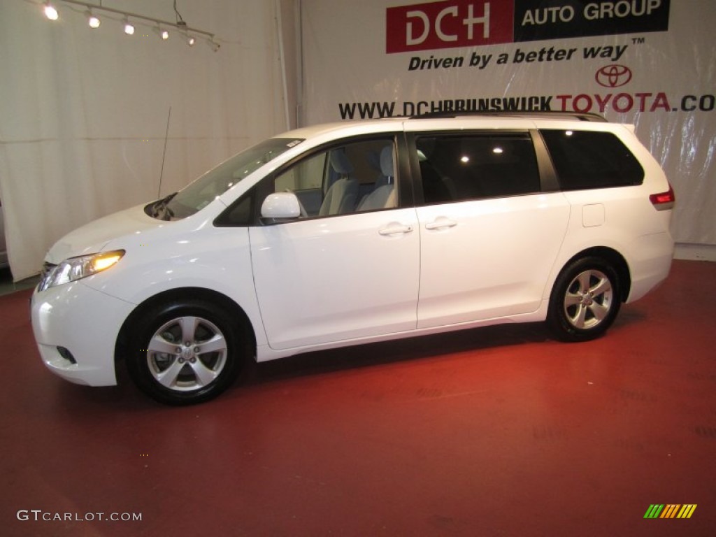 2011 Sienna LE - Super White / Light Gray photo #3