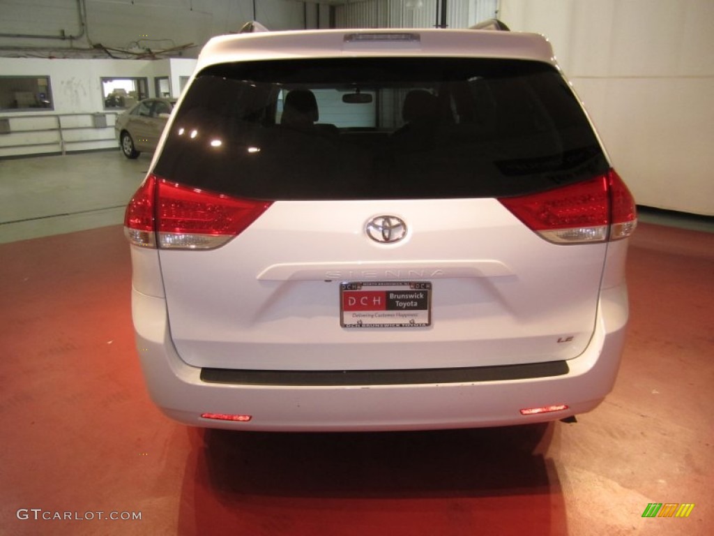 2011 Sienna LE - Super White / Light Gray photo #5