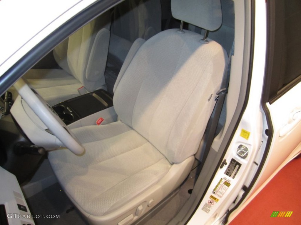 2011 Sienna LE - Super White / Light Gray photo #7