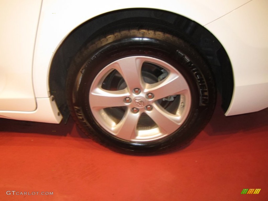2011 Sienna LE - Super White / Light Gray photo #11