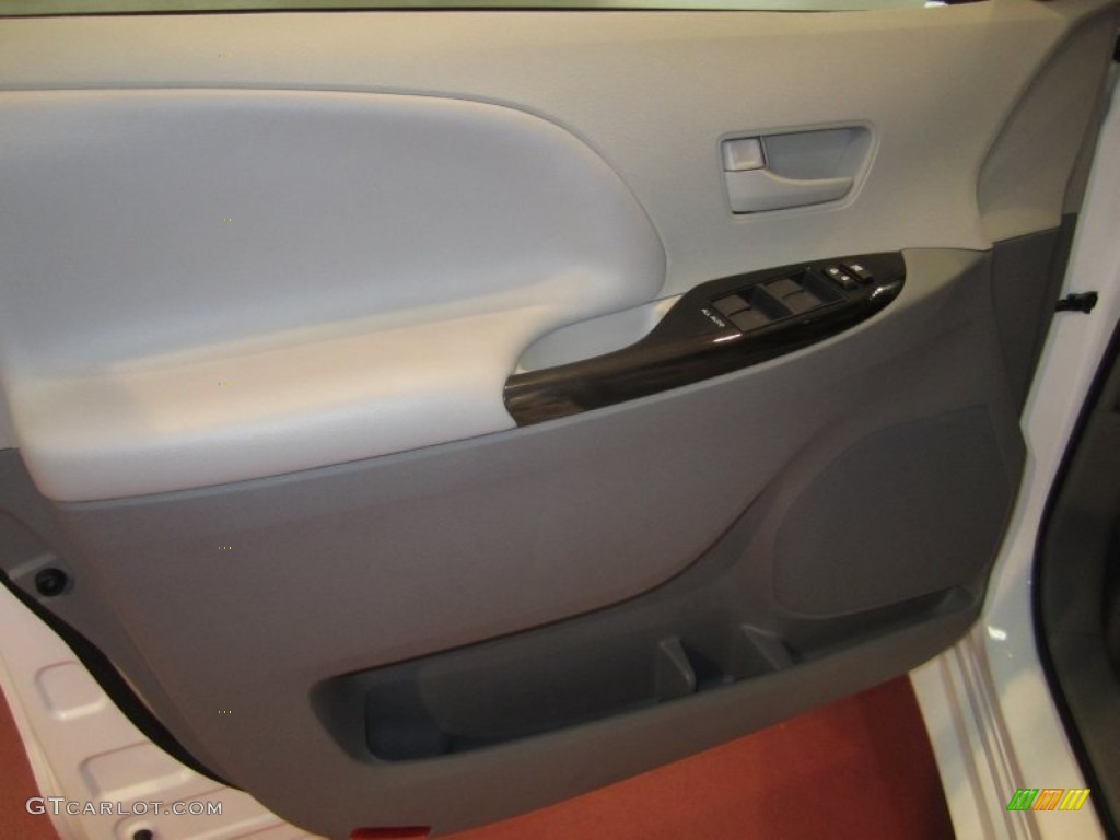 2011 Sienna LE - Super White / Light Gray photo #12
