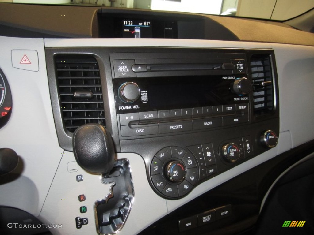 2011 Sienna LE - Super White / Light Gray photo #16