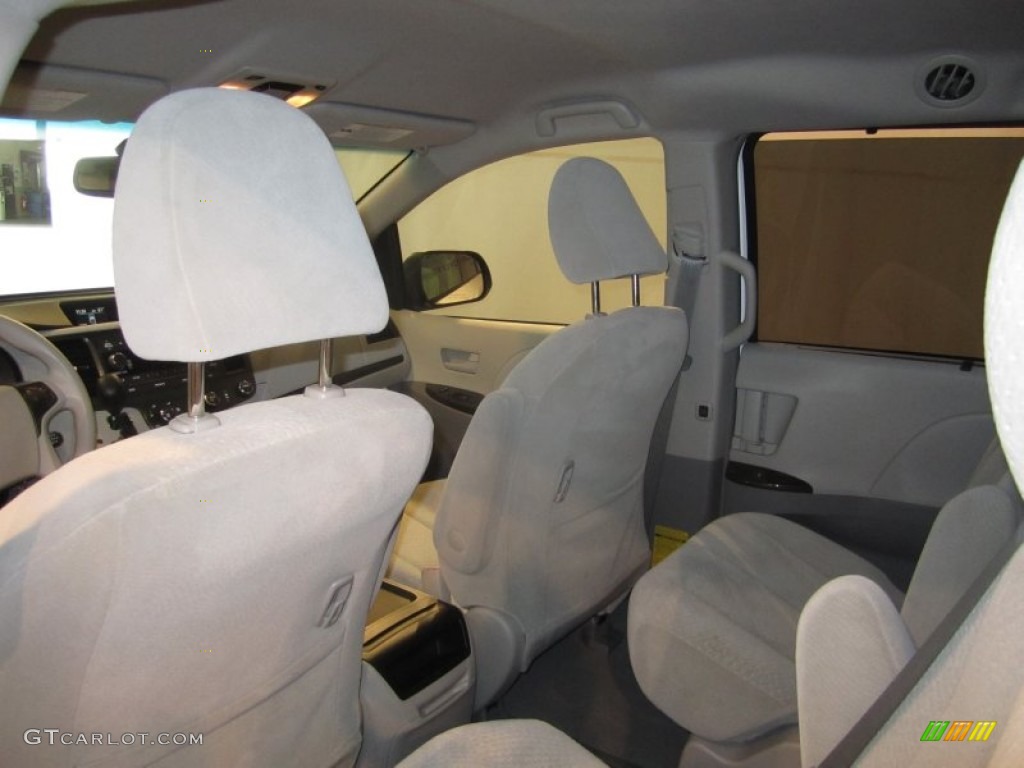 2011 Sienna LE - Super White / Light Gray photo #19