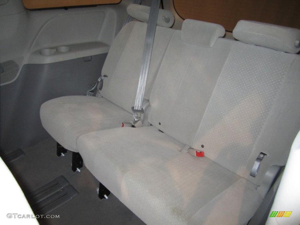 2011 Sienna LE - Super White / Light Gray photo #21