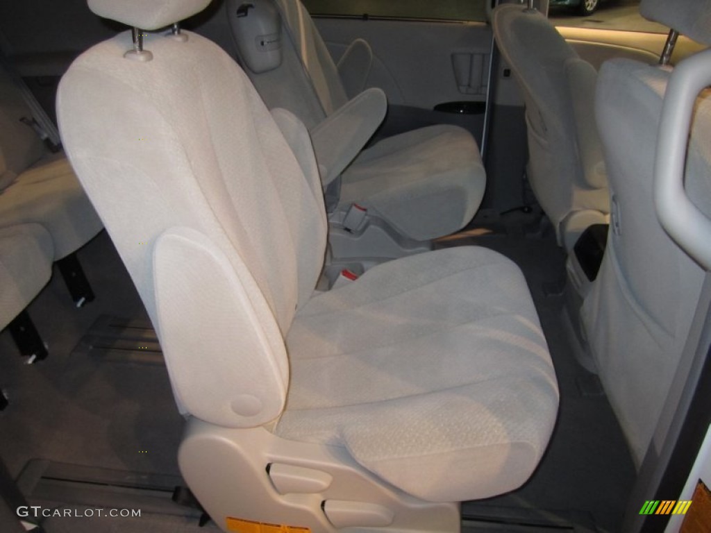 2011 Sienna LE - Super White / Light Gray photo #24