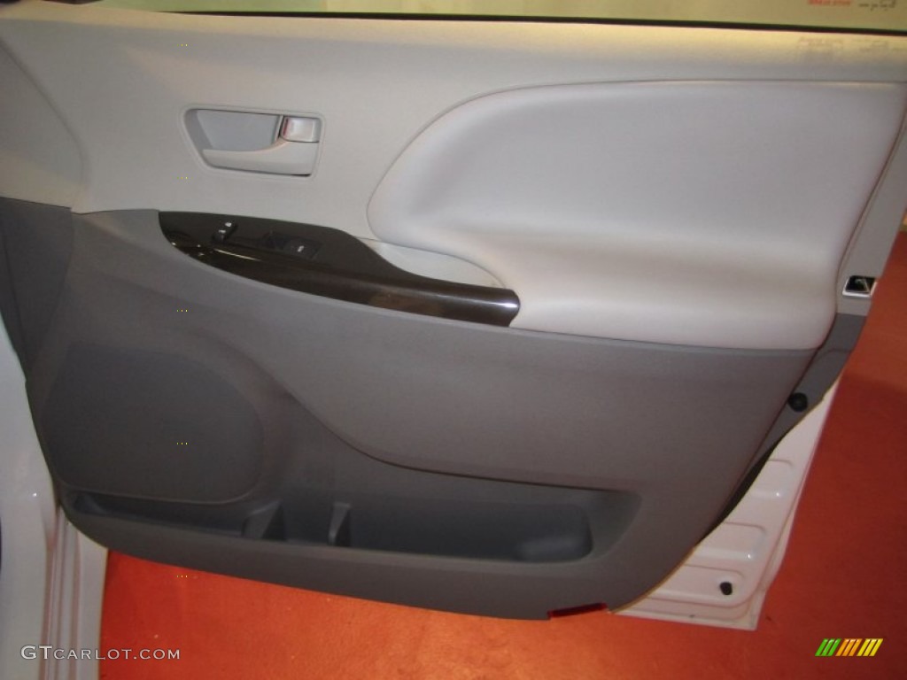 2011 Sienna LE - Super White / Light Gray photo #25