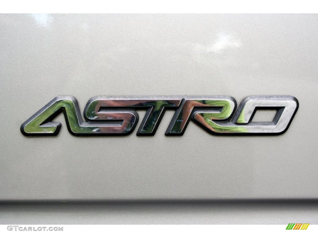 2004 Astro Passenger Van - Light Pewter Metallic / Medium Gray photo #29