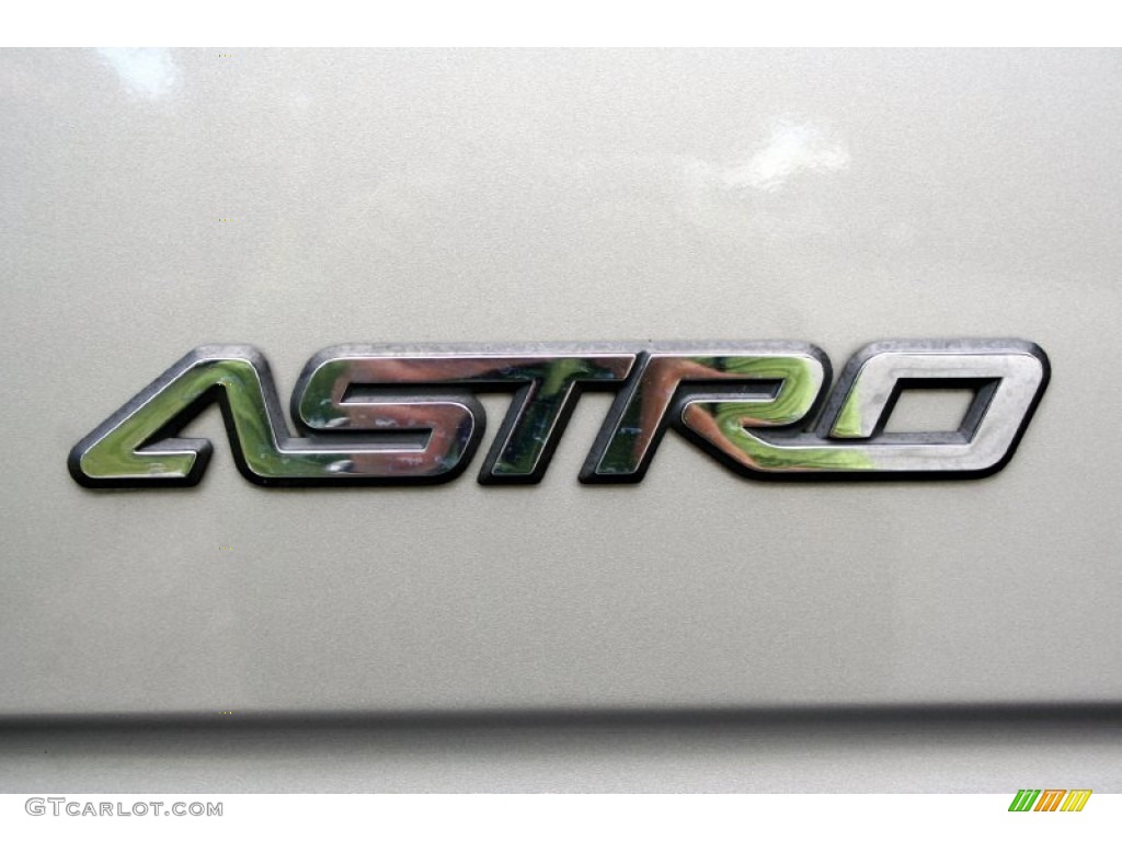 2004 Astro Passenger Van - Light Pewter Metallic / Medium Gray photo #30