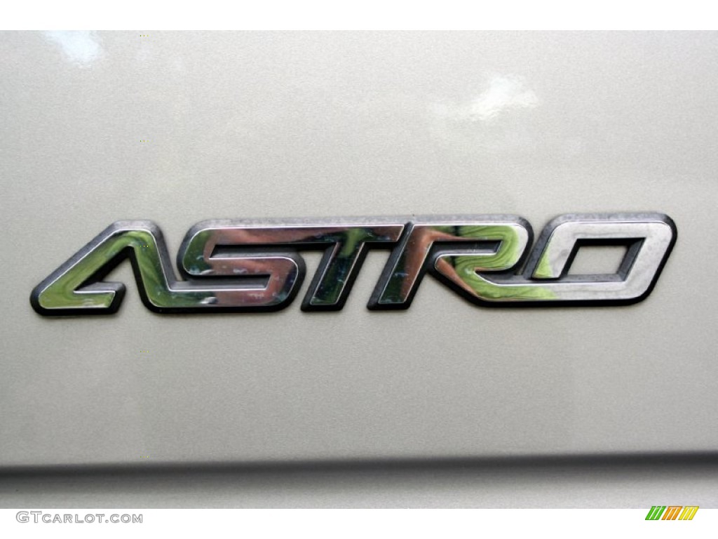 2004 Astro Passenger Van - Light Pewter Metallic / Medium Gray photo #48