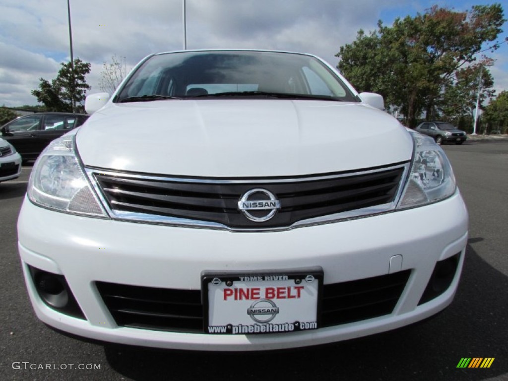 2010 Versa 1.8 S Sedan - Fresh Powder White / Beige photo #2