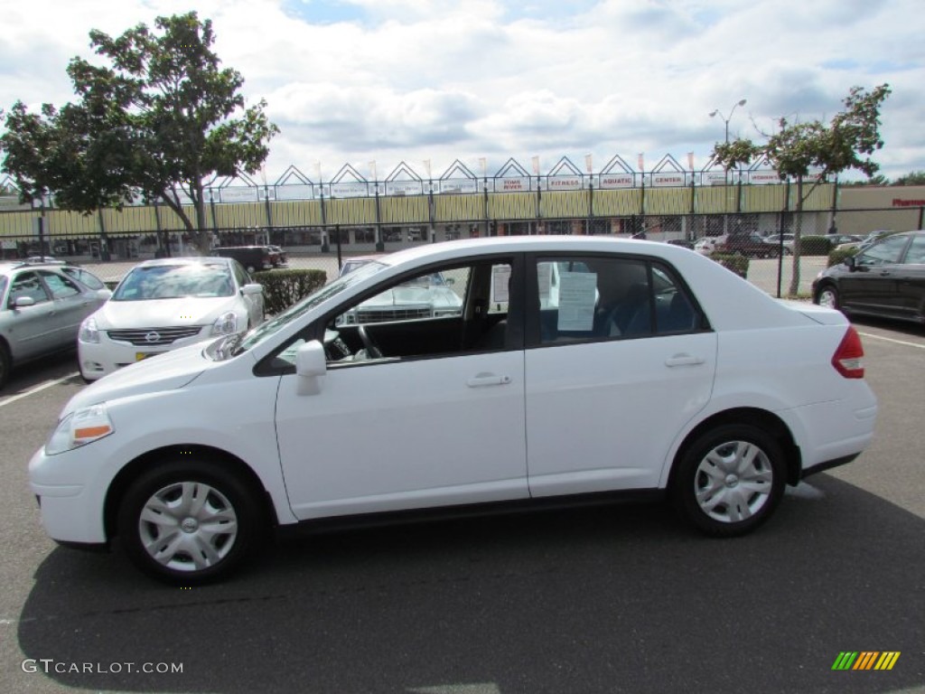 2010 Versa 1.8 S Sedan - Fresh Powder White / Beige photo #4