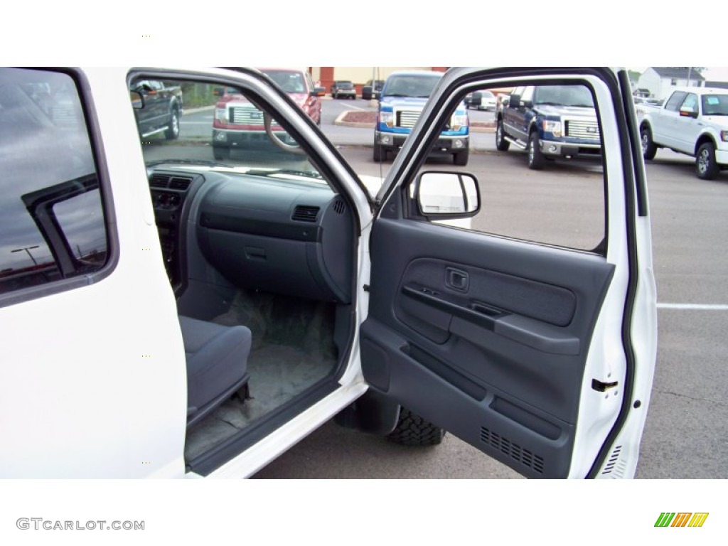 2002 Frontier XE Crew Cab 4x4 - Cloud White / Charcoal photo #18