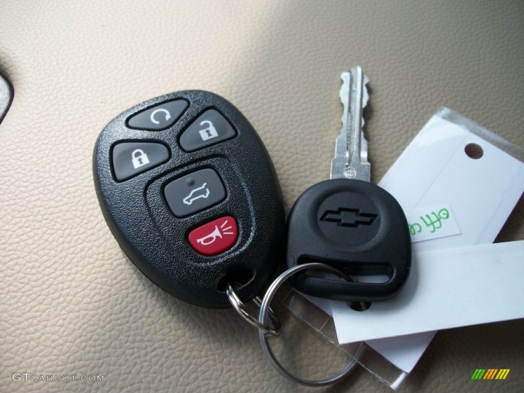 2011 Chevrolet Suburban LS 4x4 Keys Photos