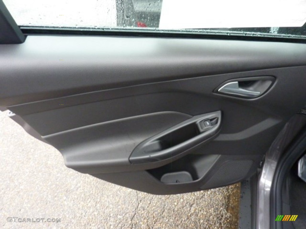 2012 Focus SE 5-Door - Sterling Grey Metallic / Charcoal Black photo #13