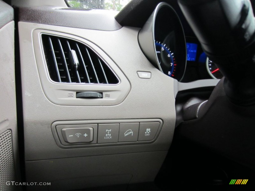2011 Hyundai Tucson GLS AWD Controls Photo #54933664