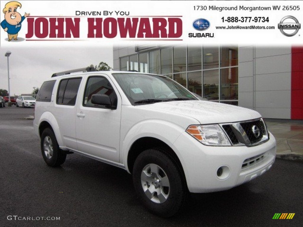 Avalanche White Nissan Pathfinder