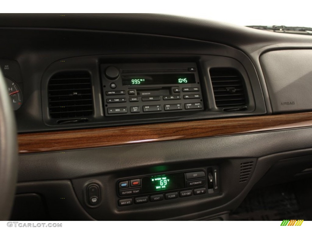 2004 Ford Crown Victoria LX Controls Photo #54958816