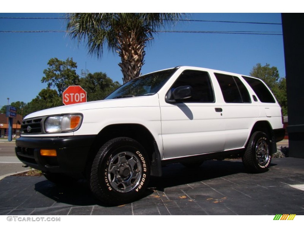 1997 Pathfinder XE - Cloud White / Gray photo #3