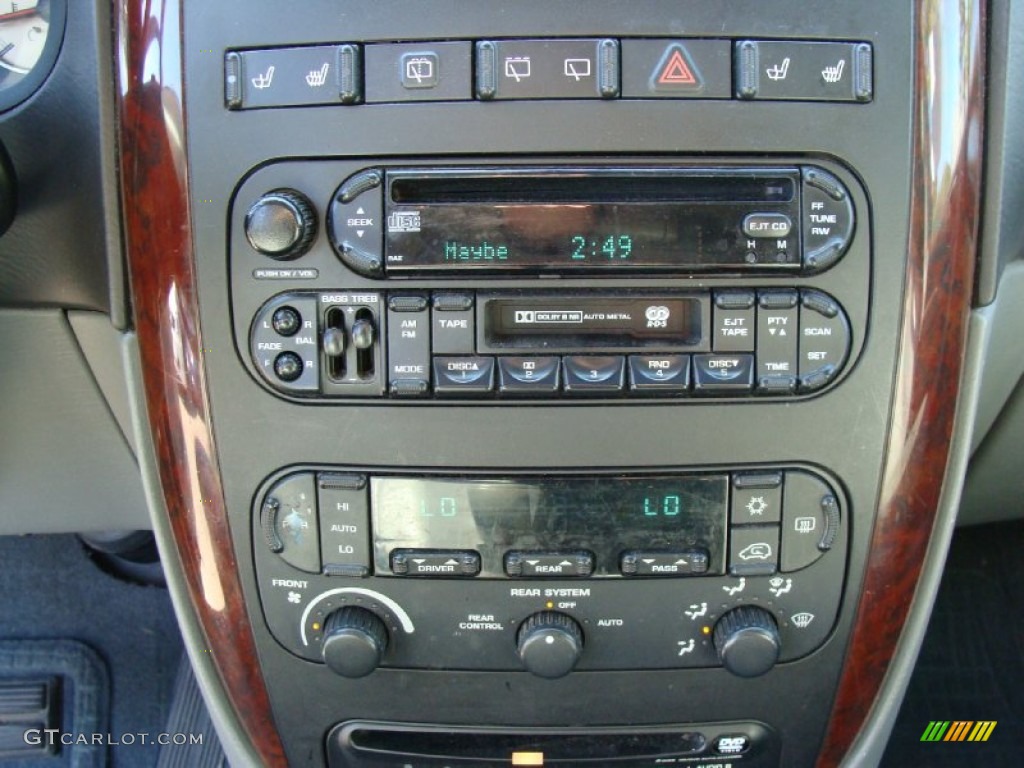 2004 Chrysler Town & Country Touring Audio System Photos