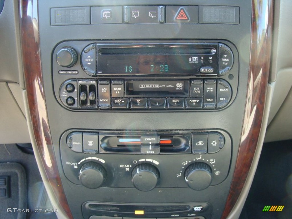 2003 Chrysler Town & Country LX Audio System Photo #54975904