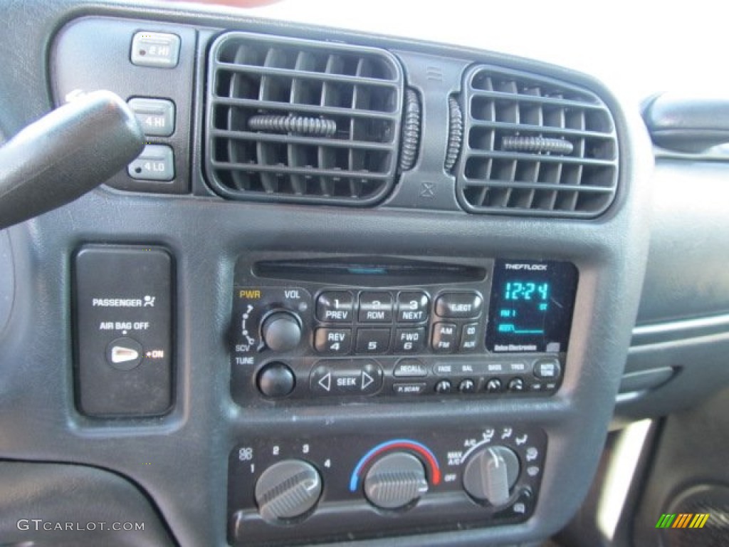 2002 GMC Sonoma SLS Extended Cab 4x4 Audio System Photos