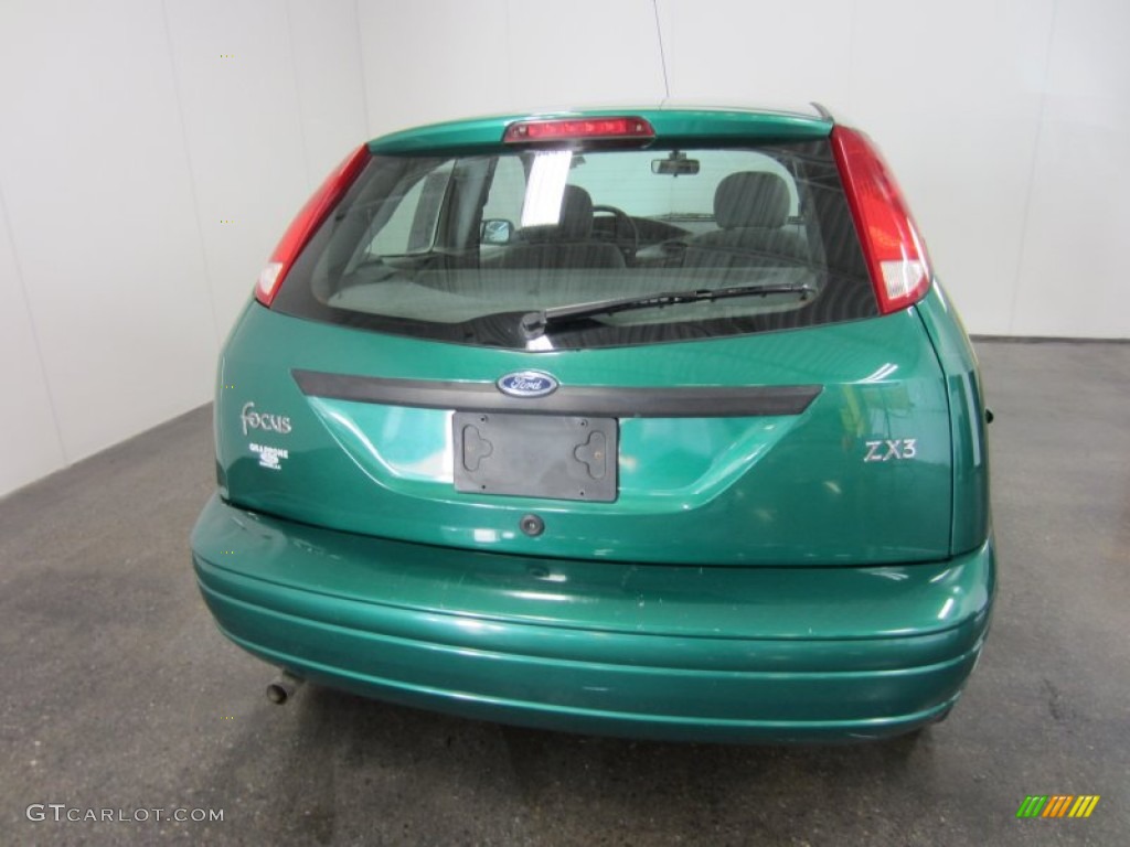 2002 Focus ZX3 Coupe - Grabber Green Metallic / Dark Charcoal photo #10
