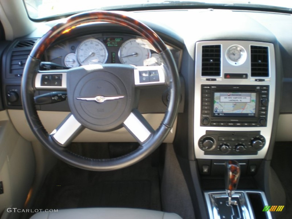 2007 Chrysler 300 C HEMI AWD Dashboard Photos
