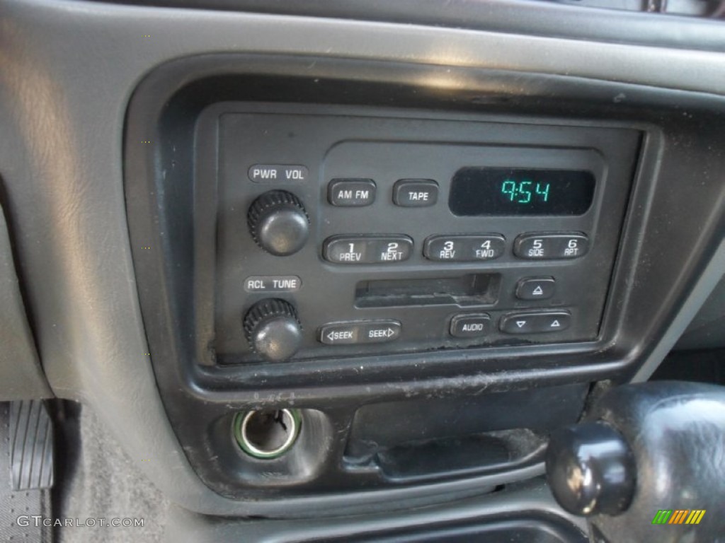 2000 Chevrolet Tracker 4WD Hard Top Audio System Photos