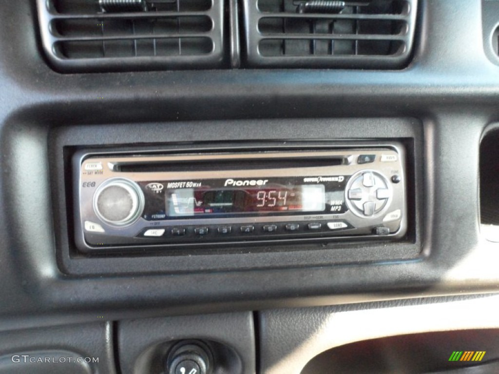 2001 Dodge Ram 1500 ST Club Cab 4x4 Audio System Photo #55004595