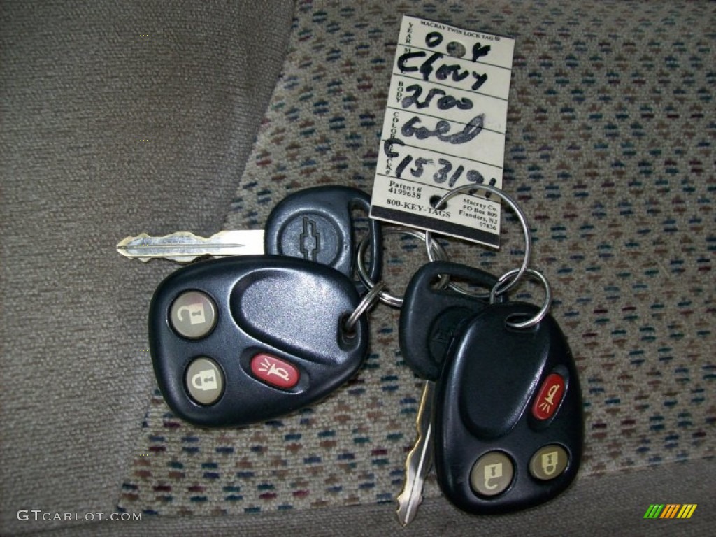 2004 Chevrolet Silverado 2500HD LS Crew Cab 4x4 Keys Photo #55016570