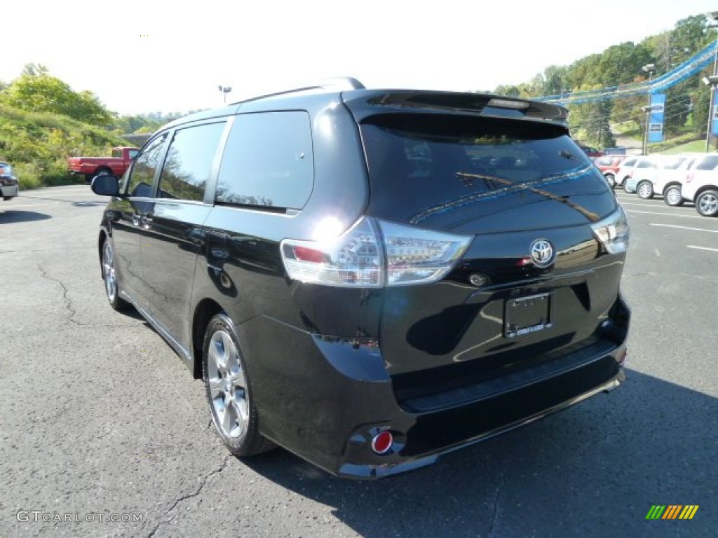 2011 Sienna SE - Black / Dark Charcoal photo #4