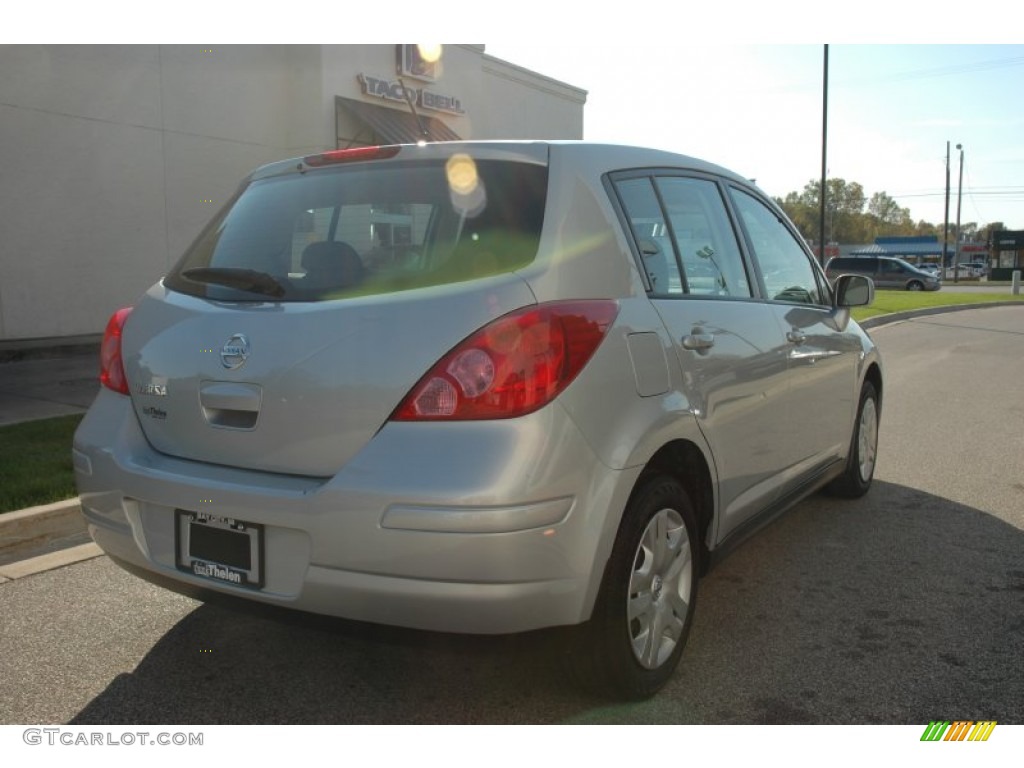 2010 Versa 1.8 S Hatchback - Brilliant Silver Metallic / Charcoal photo #5