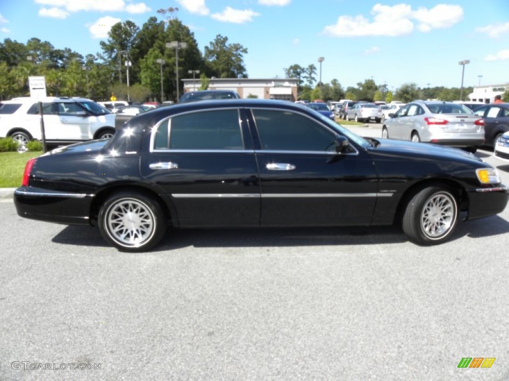 2001 Town Car Executive - Black Clearcoat / Light Parchment photo #12