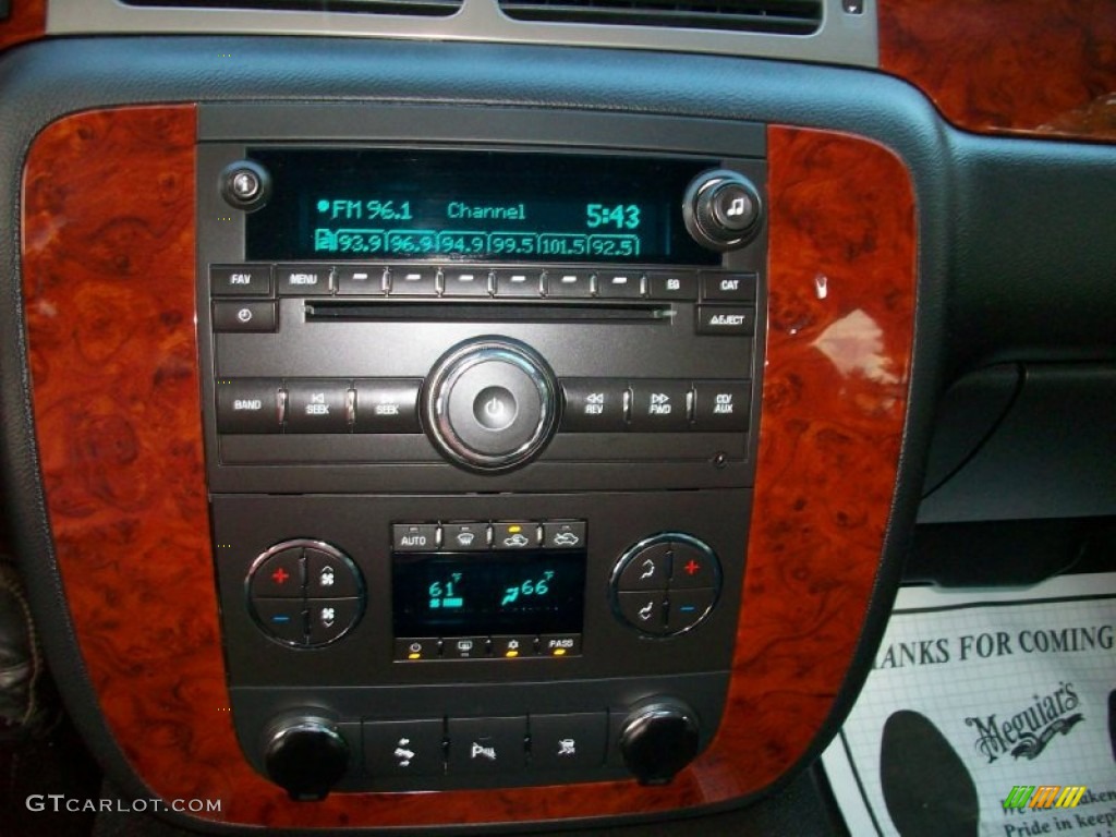 2010 Chevrolet Avalanche LS 4x4 Controls Photo #55056972