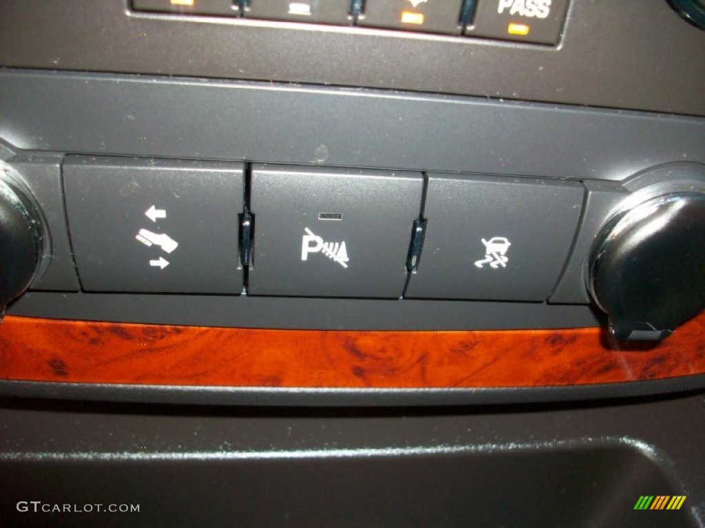 2010 Chevrolet Avalanche LS 4x4 Controls Photo #55056981