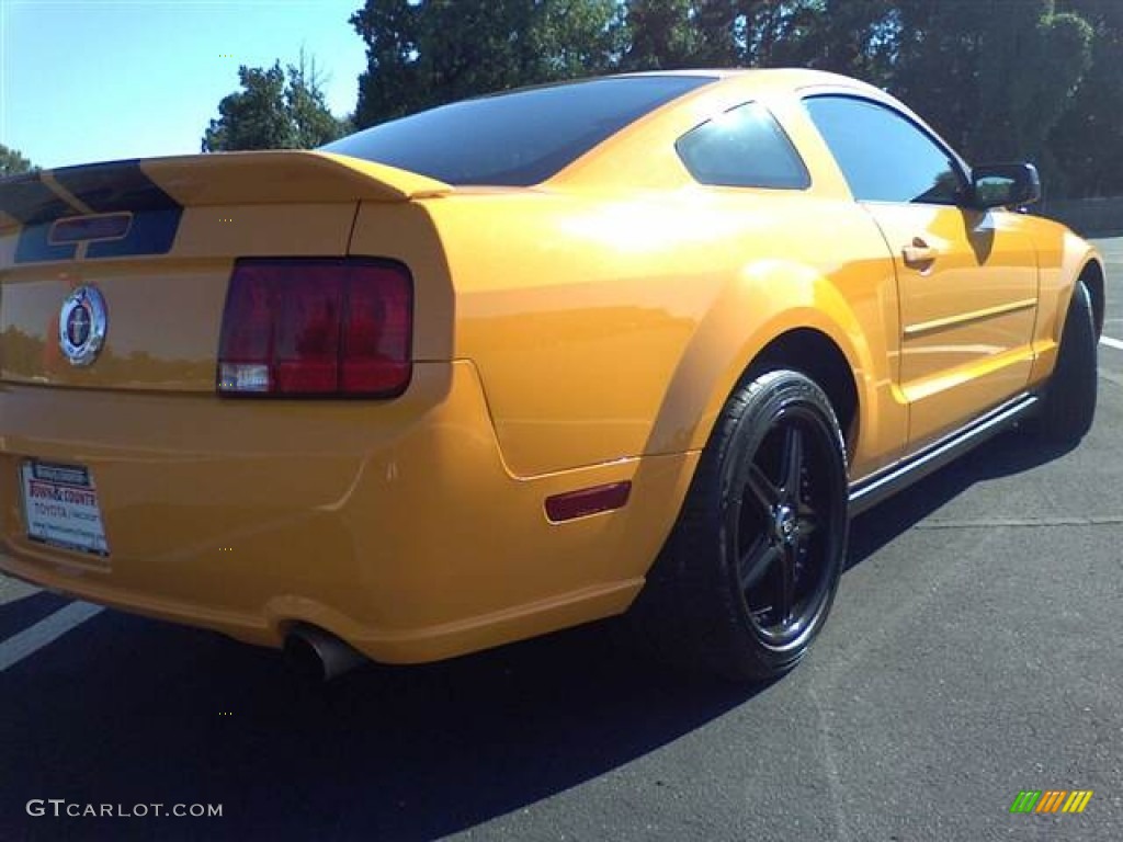 2008 Mustang V6 Deluxe Coupe - Grabber Orange / Dark Charcoal photo #16