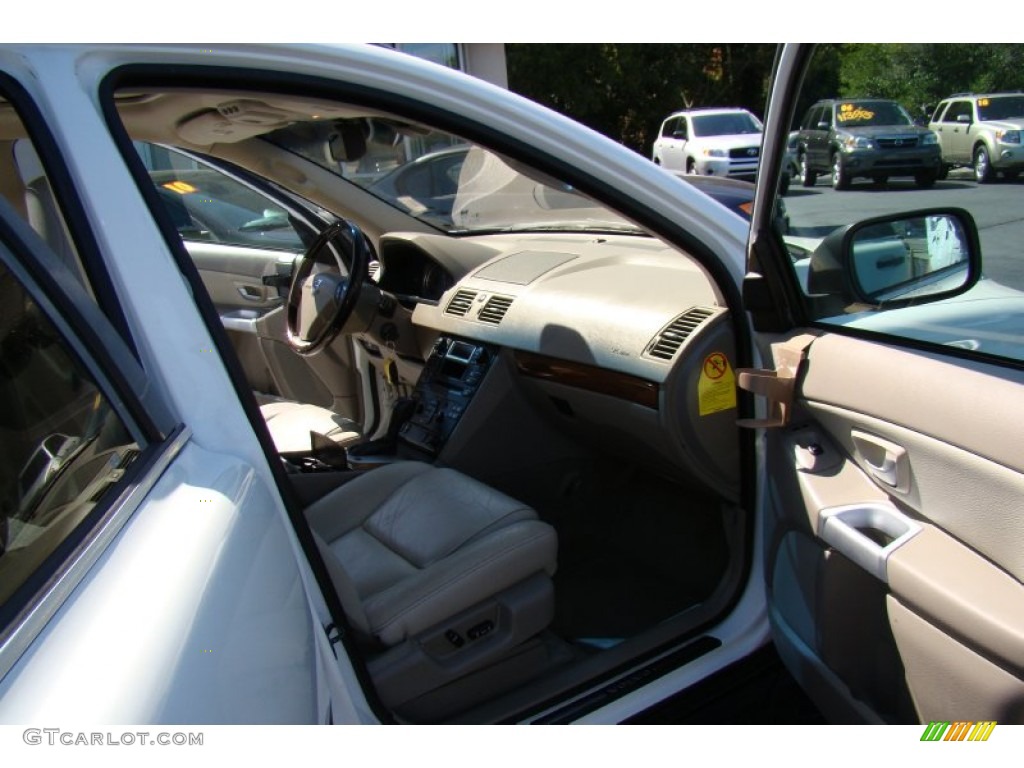 2004 XC90 2.5T AWD - Ice White / Taupe photo #14