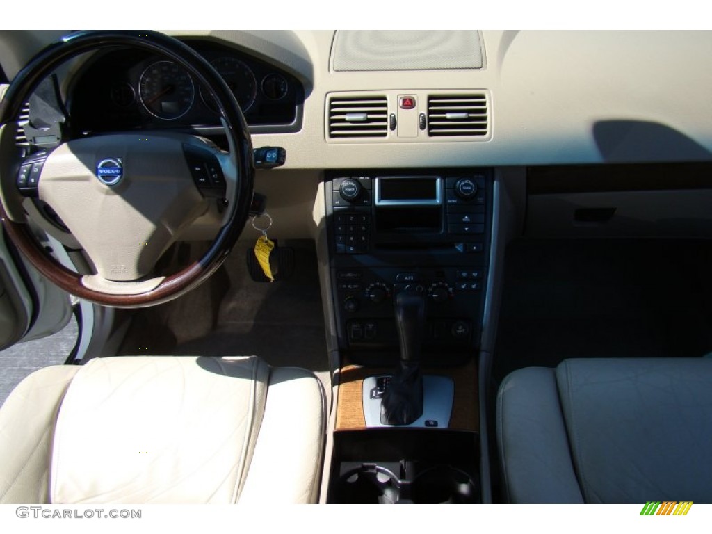 2004 XC90 2.5T AWD - Ice White / Taupe photo #17