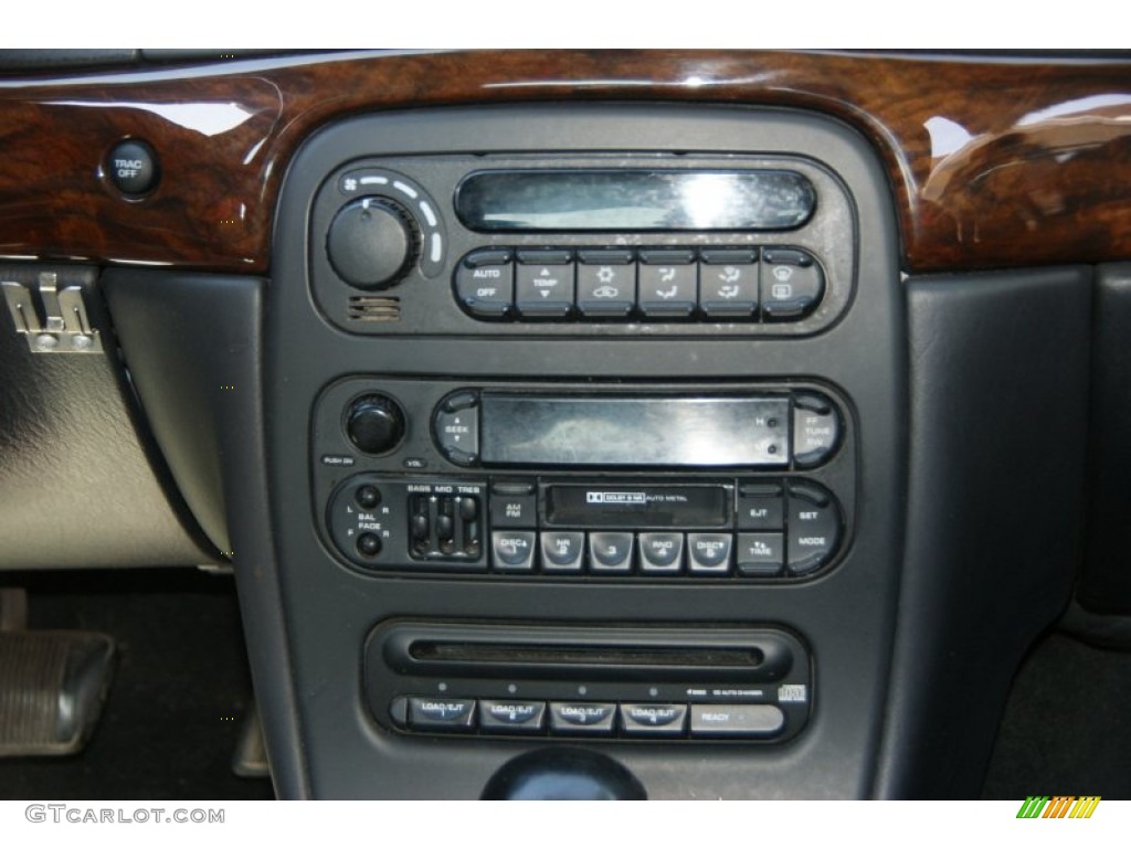 2002 Chrysler Concorde Limited Controls Photo #55089511