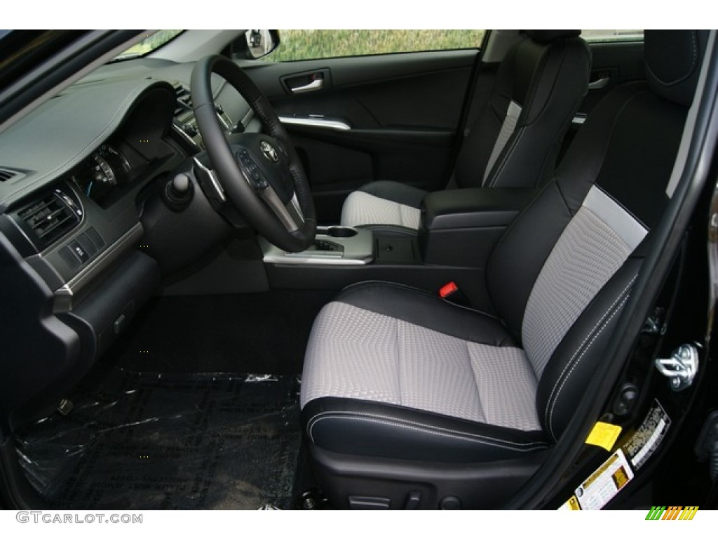 Black/Ash Interior 2012 Toyota Camry SE Photo #55095469