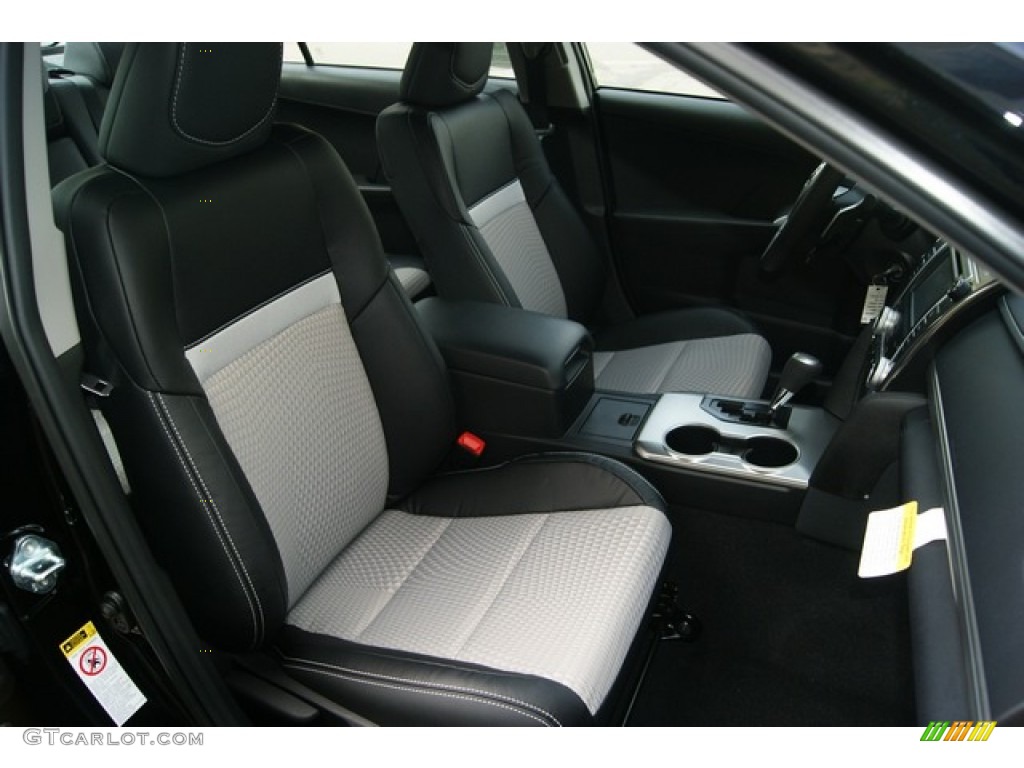 Black/Ash Interior 2012 Toyota Camry SE Photo #55095496