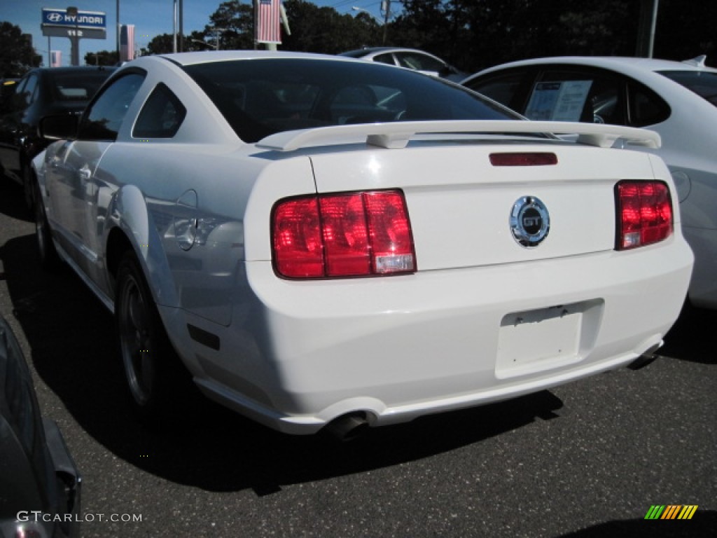2006 Mustang GT Deluxe Coupe - Performance White / Dark Charcoal photo #2