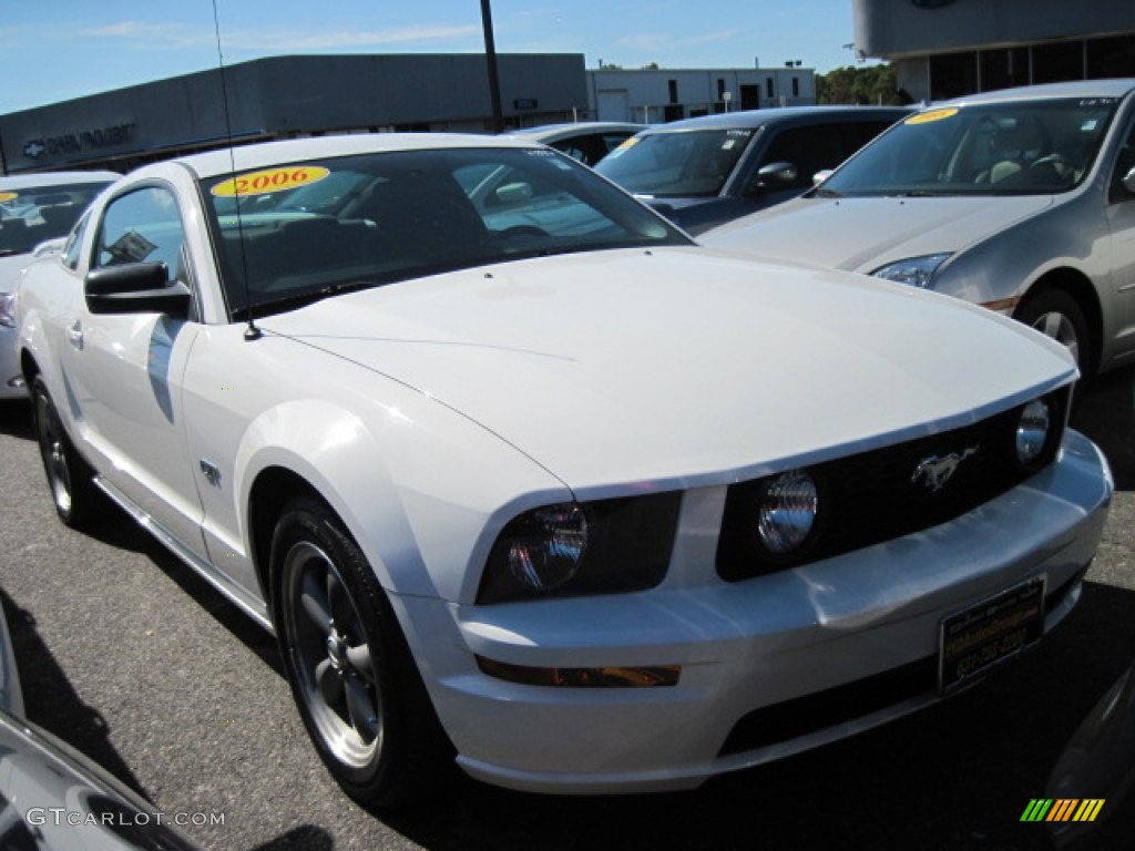2006 Mustang GT Deluxe Coupe - Performance White / Dark Charcoal photo #4