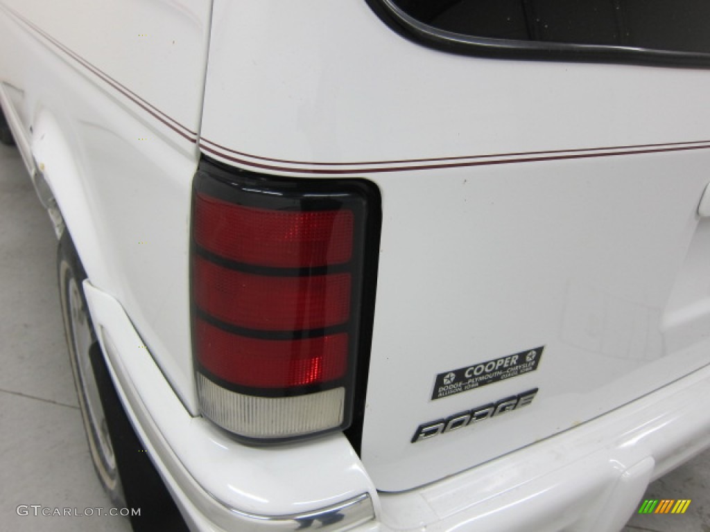 1992 Caravan SE - Bright White / Red photo #5