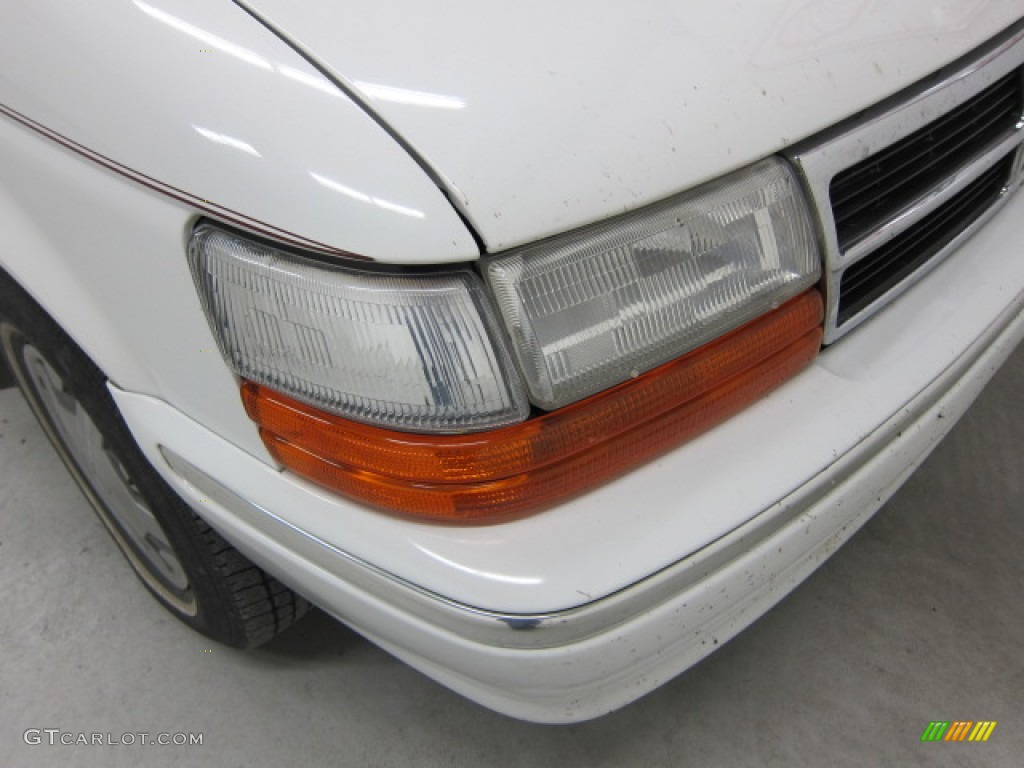1992 Caravan SE - Bright White / Red photo #8