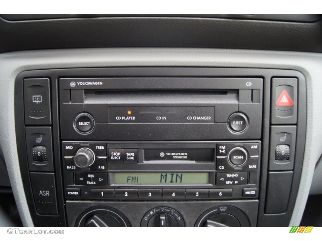 2002 Volkswagen Passat GLS Wagon Audio System Photos