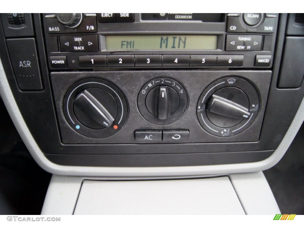 2002 Volkswagen Passat GLS Wagon Controls Photo #55142137