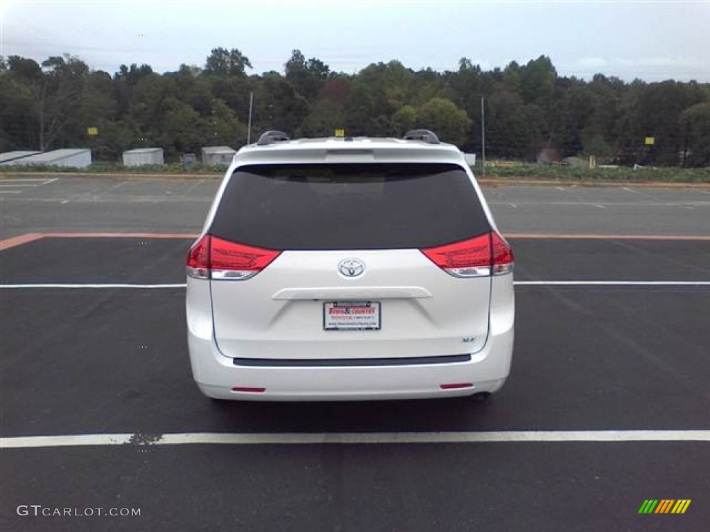 2012 Sienna XLE - Super White / Light Gray photo #3