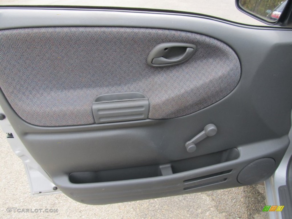 2004 Chevrolet Tracker Standard Tracker Model Medium Gray Door Panel Photo #55150976