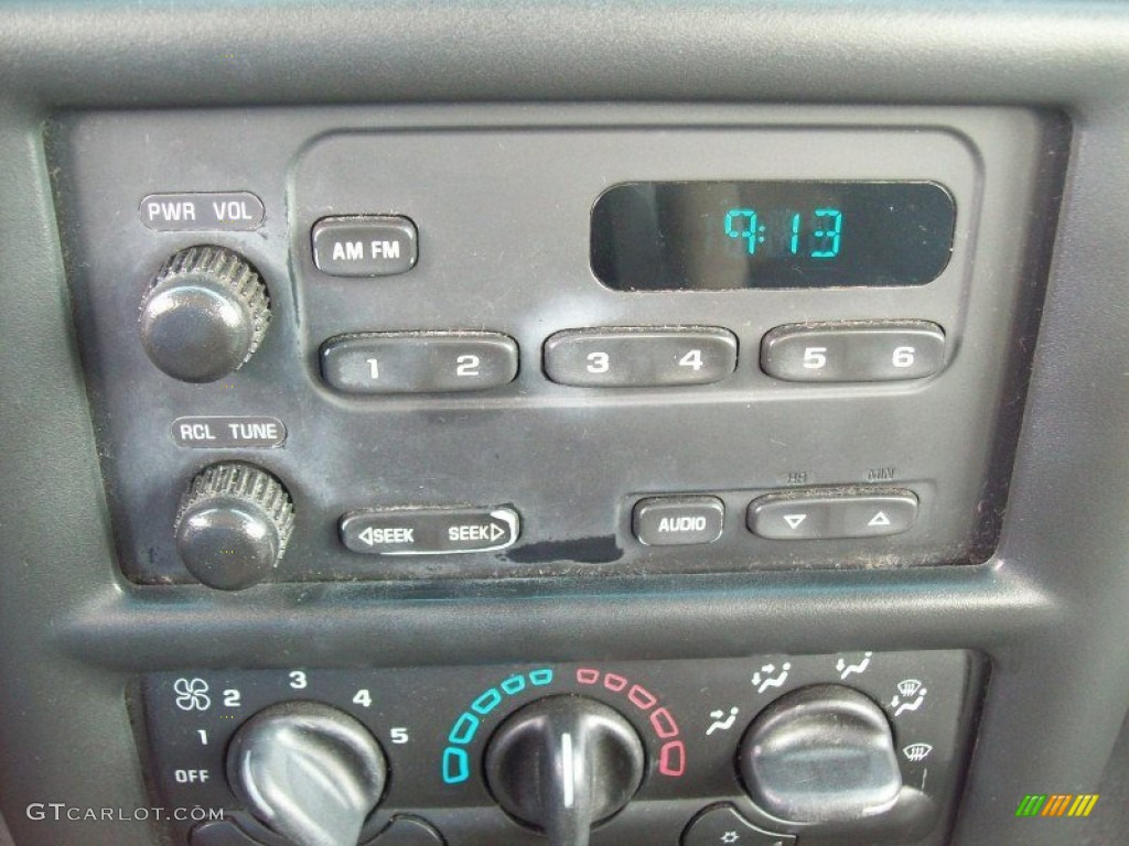 2003 Chevrolet Venture Standard Venture Model Audio System Photo #55154090